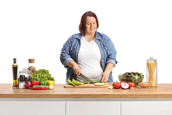 Korpulent Kvinna Skära Grönsaker Köksbänk Och Förbereda Sallad Isolerad Vit — Stockfoto