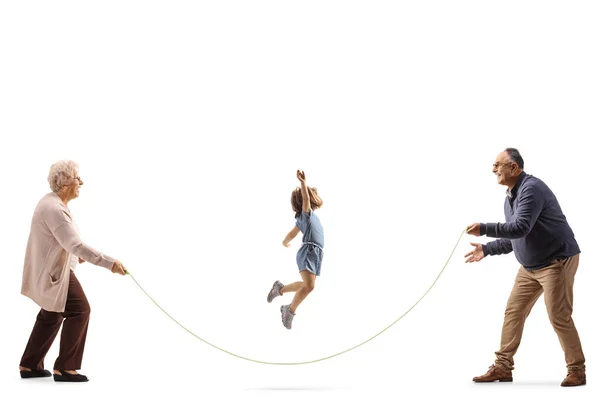 Бабусі Дідусі Грають Пропускаючій Мотузці Онукою Ізольовані Білому Тлі — стокове фото