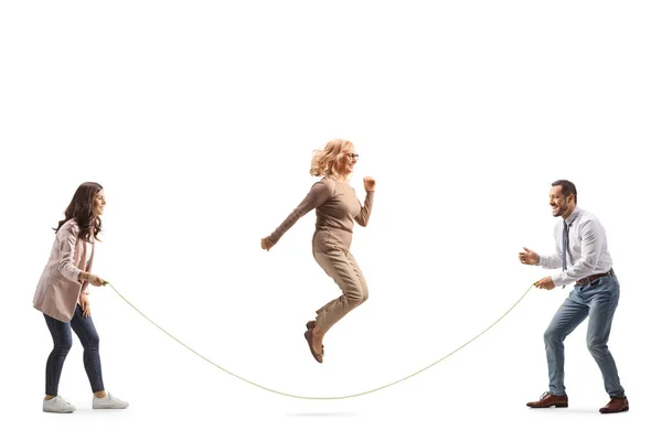 一群成年人玩在白色背景下隔离的跳绳游戏 — 图库照片