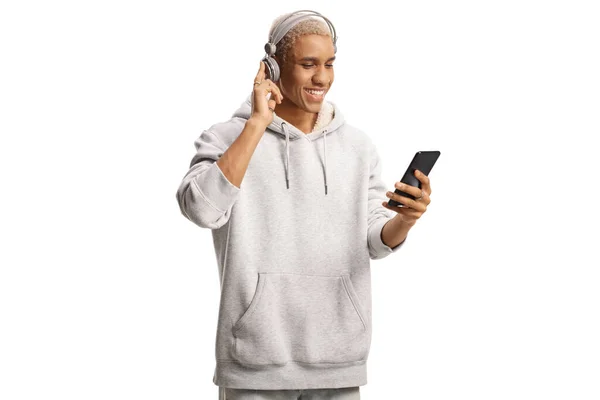 Afričan Americký Mladý Muž Sluchátky Poslech Hudby Mobilního Telefonu Izolované — Stock fotografie