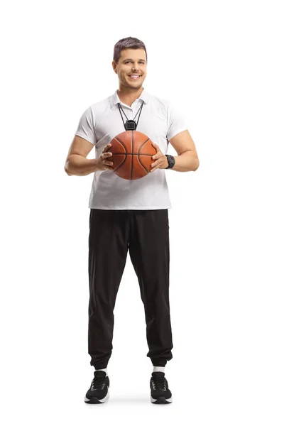 白い背景に孤立したカメラでボールと笑顔を保持するバスケットボールコーチの完全な長さの肖像画 — ストック写真