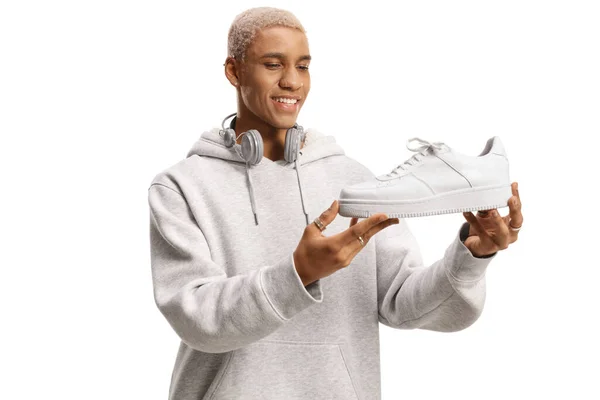 Jeune Homme Afro Américain Tenant Une Nouvelle Sneaker Blanche Isolée — Photo