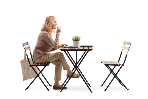 Frau Genießt Eine Tasse Kaffee Und Sitzt Allein Einem Tisch — Stockfoto
