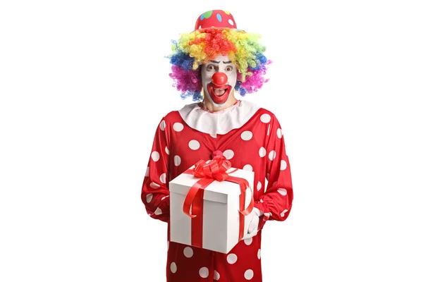 小丑拿着一个白色背景的礼品盒 — 图库照片