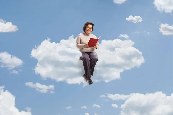 Gökyüzünde Bulutların Üzerinde Oturan Yaşlı Bir Kadın — Stok fotoğraf
