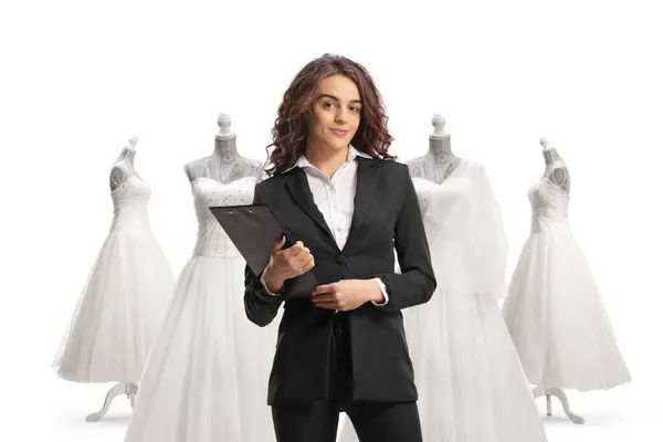 Bruiloft Planner Met Een Klembord Poseren Voorkant Van Bruids Jurken — Stockfoto