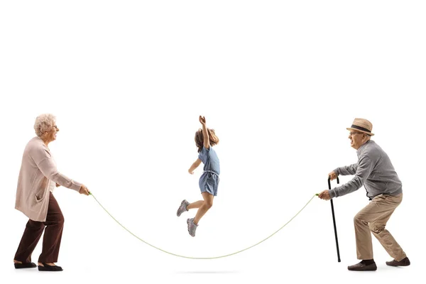 Полнометражный Снимок Бабушки Дедушки Играющие Прыжки Через Веревку Маленькой Девочкой — стоковое фото