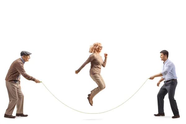 Мужчины Держащие Верёвку Зрелая Женщина Прыгающая Белом Фоне — стоковое фото