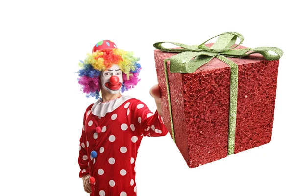 小丑手里拿着一个白色背景的红色闪光礼盒 — 图库照片