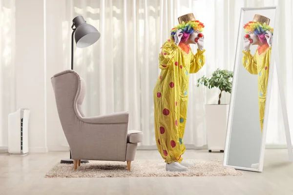 Clown Gul Kostym Står Framför Spegel Hemma — Stockfoto