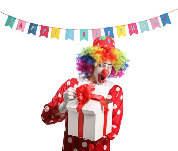 Clown Öffnet Eine Geschenkschachtel Auf Einer Geburtstagsparty Isoliert Auf Weißem — Stockfoto