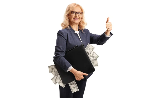 熟女ビジネス女性を保持していますブリーフケースフルお金と表示親指アップ隔離された白の背景 — ストック写真