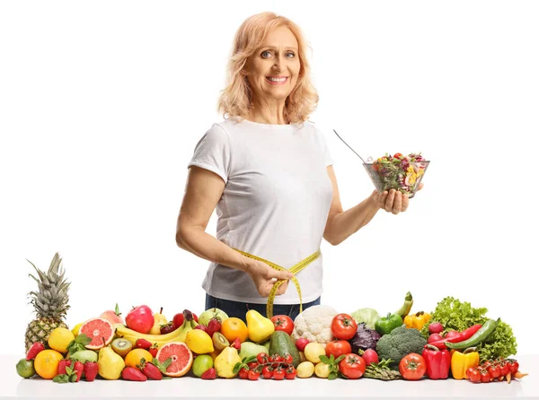 Dojrzała Kobieta Trzyma Miskę Sałatki Mierzy Talię Owocami Warzywami Odizolowanymi — Zdjęcie stockowe