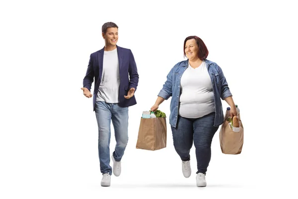 Mujer Corpulenta Con Bolsas Comestibles Caminando Hablando Con Hombre Aislado — Foto de Stock