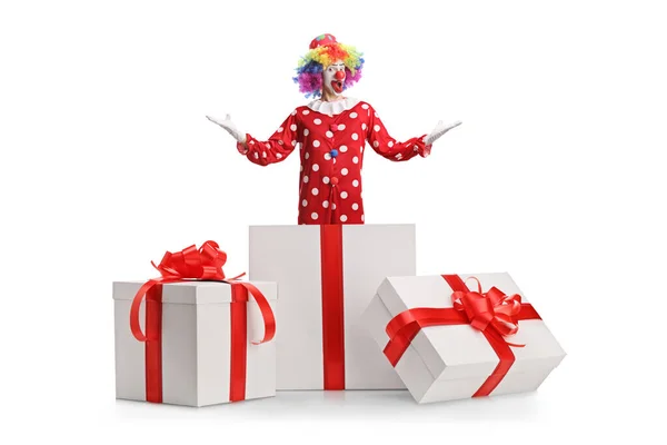 Clown Dans Une Boîte Cadeau Faisant Une Surprise Isolé Sur — Photo