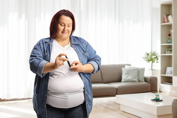 Mujer Con Sobrepeso Metiendo Dedo Con Una Pluma Insulina Casa —  Fotos de Stock