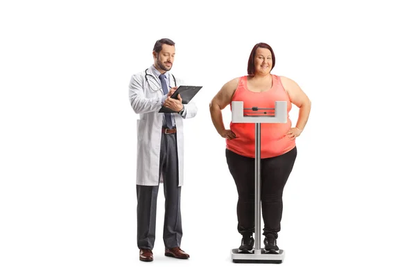 Doctor Controleren Gewicht Van Een Vrouw Met Overgewicht Geïsoleerd Witte — Stockfoto