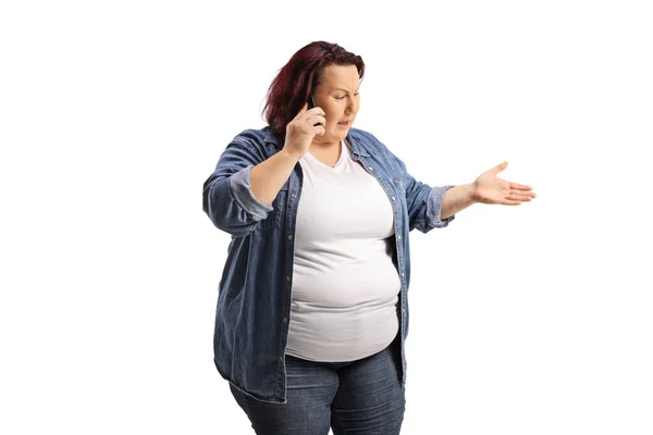 Θυμωμένη Υπέρβαρη Γυναίκα Χρησιμοποιώντας Ένα Smartphone Απομονωμένο Λευκό Φόντο — Φωτογραφία Αρχείου