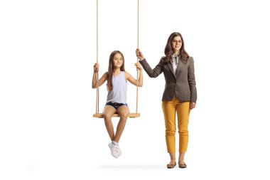 Beyaz arka planda izole edilmiş bir salıncakta genç bir kızın tam boy portresi.