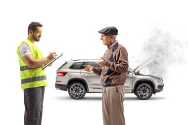 Beyaz arka planda izole edilmiş yol kenarında çalışan yaşlı bir adamla konuşuyor.