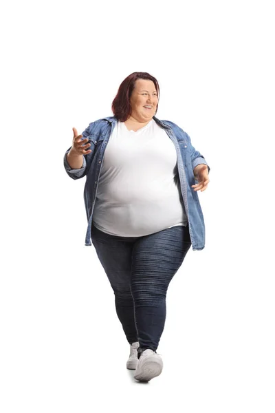 幸せな若いです太りすぎの女性でカジュアル服歩行孤立上の白い背景 — ストック写真