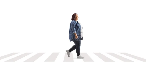 Полнометражный Снимок Женщины Избыточным Весом Повседневной Одежде Идущей Пешеходном Переходе — стоковое фото
