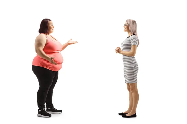 Full Length Profile Shot Overweight Young Woman Talking Slim Young — Stock Photo, Image