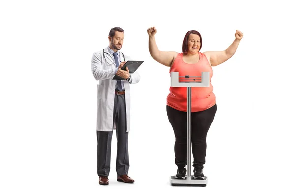 Doctor Controleren Gewicht Van Een Gelukkig Overgewicht Vrouw Geïsoleerd Witte — Stockfoto
