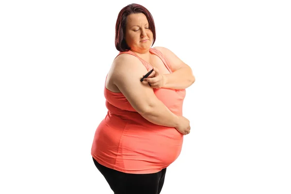 Mujer Con Sobrepeso Que Empuja Brazo Con Una Pluma Insulina —  Fotos de Stock