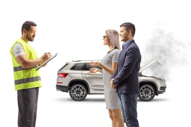 Araba sorunu olan bir çift, beyaz arka planda izole edilmiş yol kenarında çalışan bir asistanla konuşuyor.