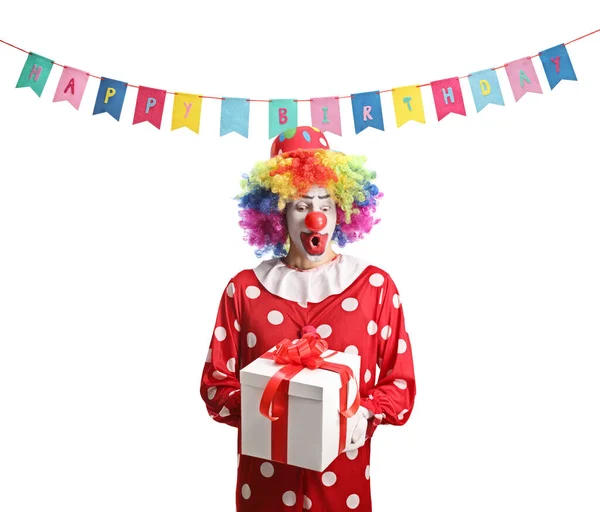 Förvånad Clown Röd Kostym Som Håller Nuvarande Låda Isolerad Vit — Stockfoto