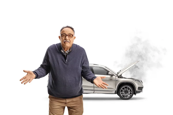 Verwirrter Älterer Mann Steht Vor Kaputtem Auto Isoliert Auf Weißem — Stockfoto
