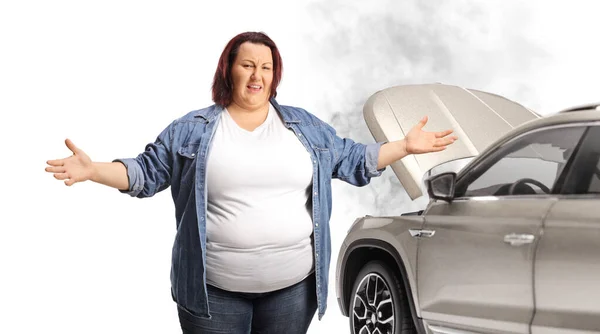 Θυμωμένη Γυναίκα Ένα Αυτοκίνητο Πρόβλημα Απομονώνονται Λευκό Φόντο — Φωτογραφία Αρχείου