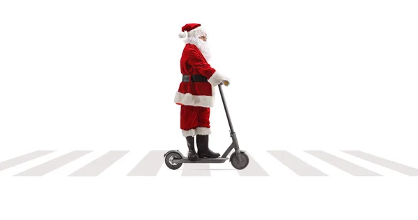 Полнометражный Снимок Санта Клауса Электрическом Скутере Пешеходном Переходе Изолированном Белом — стоковое фото
