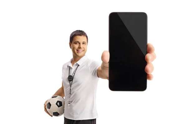 Trener Piłki Nożnej Trzyma Piłkę Pokazuje Smartfon Odizolowany Białym Tle — Zdjęcie stockowe