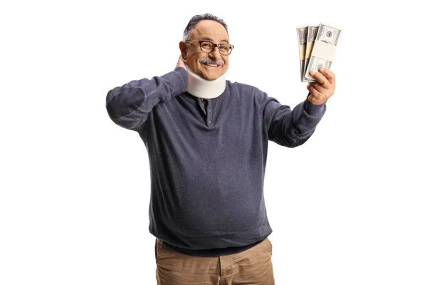 Зрелый Мужчина Травмой Шеи Шейного Воротника Держа Деньги Улыбаясь Изолированы — стоковое фото