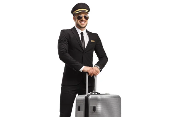 白い背景に隔離されたスーツケースでポーズをとるサングラスパイロット — ストック写真