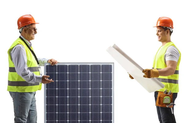 Ingenieros Con Plano Pie Junto Panel Solar Aislado Sobre Fondo —  Fotos de Stock