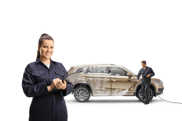 女性洗车经理和一名男子用白色背景的压力垫圈清洗Suv — 图库照片