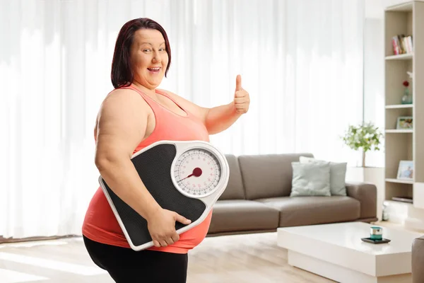 Mujer Con Sobrepeso Sosteniendo Una Báscula Peso Haciendo Gestos Casa — Foto de Stock