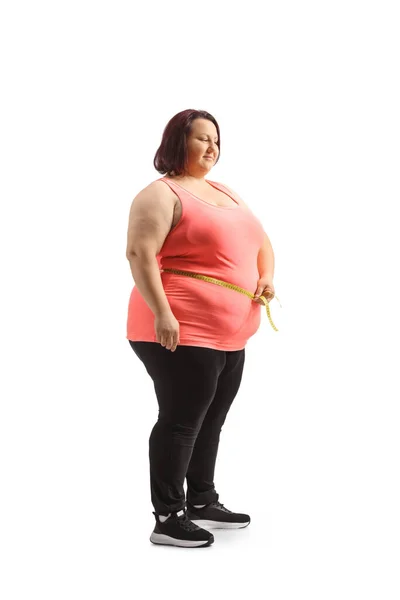 白い背景に隔離された太りすぎの女性立ちと測定腰の完全な長さのショット — ストック写真