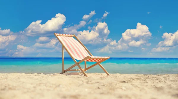 Καρέκλα Καταστρώματος Αμμώδη Παραλία Δίπλα Στη Θάλασσα — Φωτογραφία Αρχείου