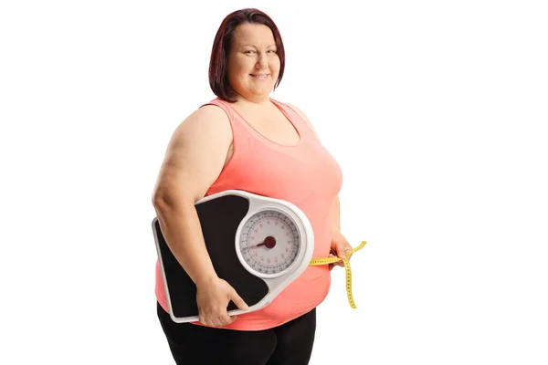 微笑超重的女人 拿着刻度 用白色背景测量腰围 — 图库照片