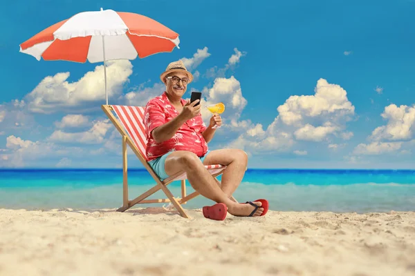 Man Beach Sitting Deck Chair Sea Holding Cocktail Using Smartphone — Stock Photo, Image