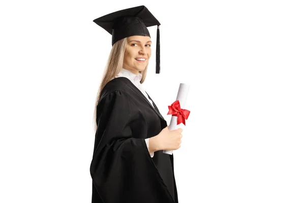 Mujer Graduada Sosteniendo Diploma Sonriendo Aislada Sobre Fondo Blanco — Foto de Stock