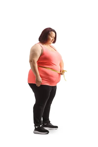Tembakan Panjang Seorang Wanita Kelebihan Berat Badan Mengukur Pinggangnya Terisolasi — Stok Foto