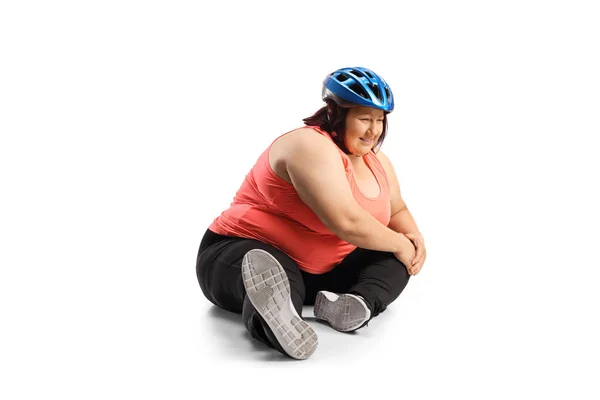 Korpulente Fahrradfahrerin Sitzt Auf Dem Boden Und Hält Ein Verletztes — Stockfoto