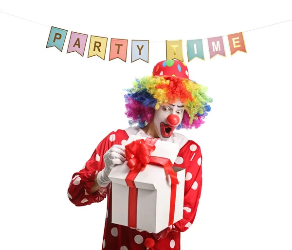 Clown Che Tiene Una Scatola Regalo Una Festa Isolata Sfondo — Foto Stock