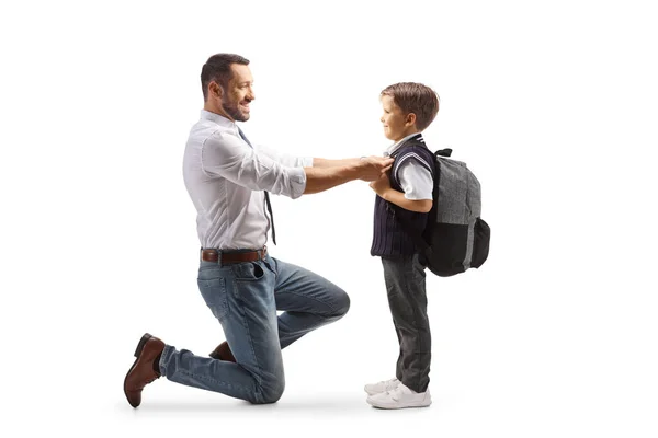 Bir Babanın Beyaz Arka Planda Oğlunun Okula Hazırlanmasına Yardım Ederken — Stok fotoğraf