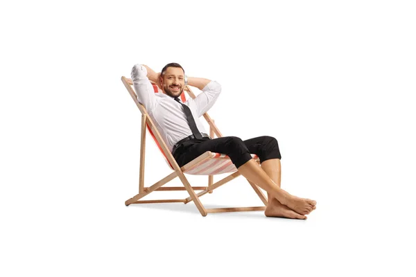Empresário Com Pés Descalços Sentado Uma Cadeira Praia Sorrindo Isolado — Fotografia de Stock